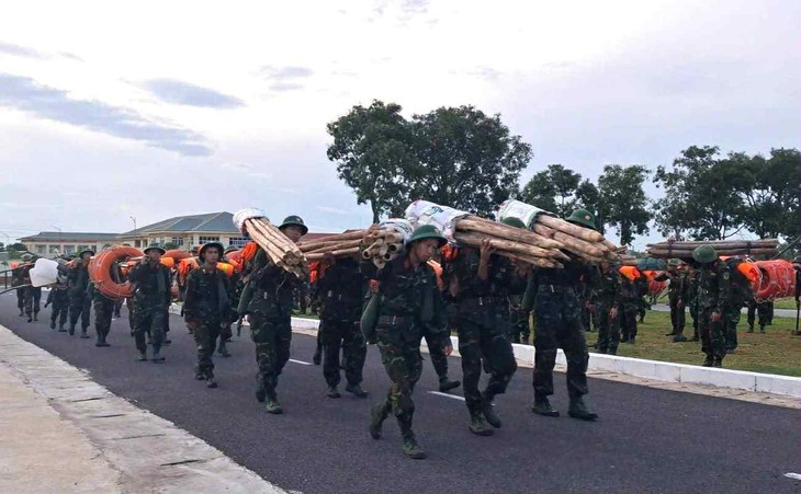 Bộ đội biên phòng tỉnh Quảng Trị hỗ trợ người dân ứng phó với bão, mưa lũ - ảnh 3