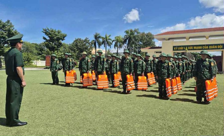 Bộ đội biên phòng tỉnh Quảng Trị hỗ trợ người dân ứng phó với bão, mưa lũ - ảnh 1