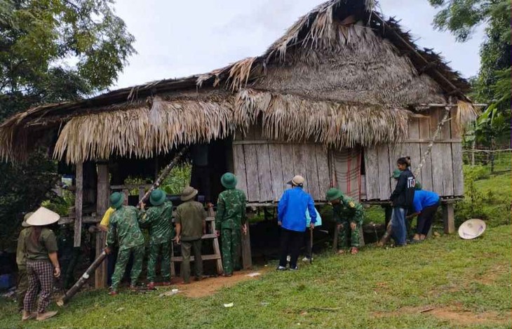 Bộ đội biên phòng tỉnh Quảng Trị hỗ trợ người dân ứng phó với bão, mưa lũ - ảnh 6