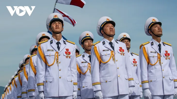 Hải quân Việt Nam phô diễn sức mạnh với Lễ diễu binh trên biển - ảnh 2