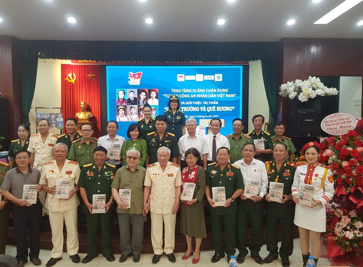 Trao tặng di ảnh chân dung “Tự hào công an nhân dân Việt Nam” - ảnh 1