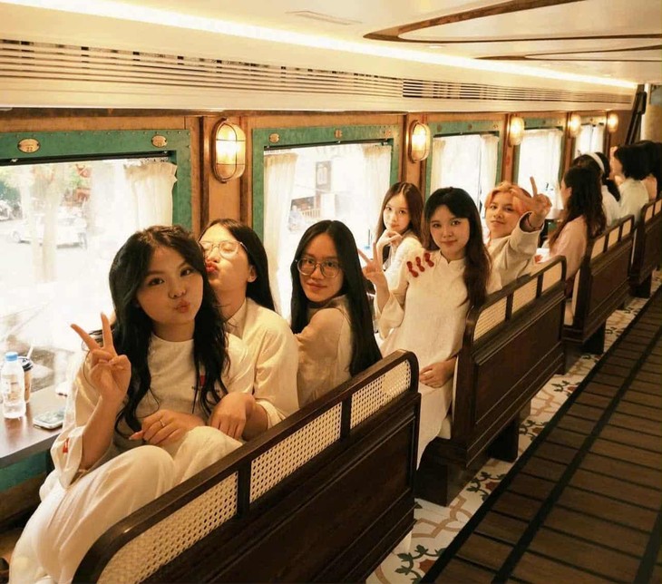 Chuyến tàu “Hà Nội 5 Cửa Ô” chạm đến trái tim du khách - ảnh 2