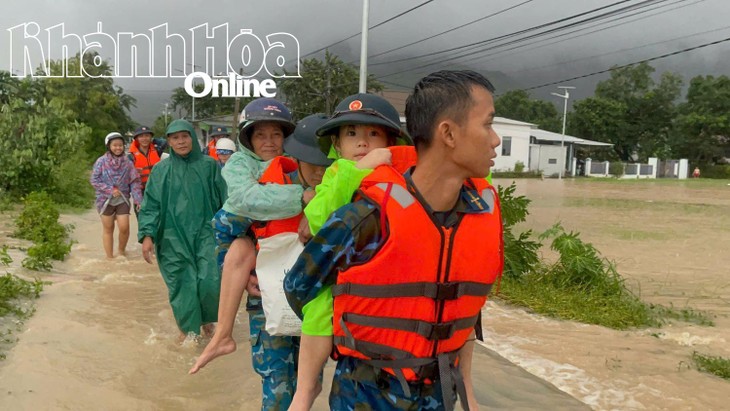 Sư đoàn Phòng không 377 nỗ lực giúp dân ứng phó mưa lũ - ảnh 7