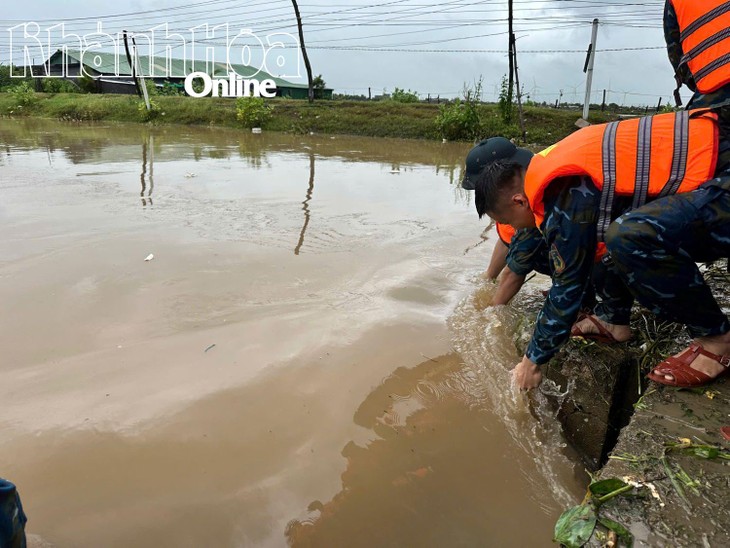 Sư đoàn Phòng không 377 nỗ lực giúp dân ứng phó mưa lũ - ảnh 3