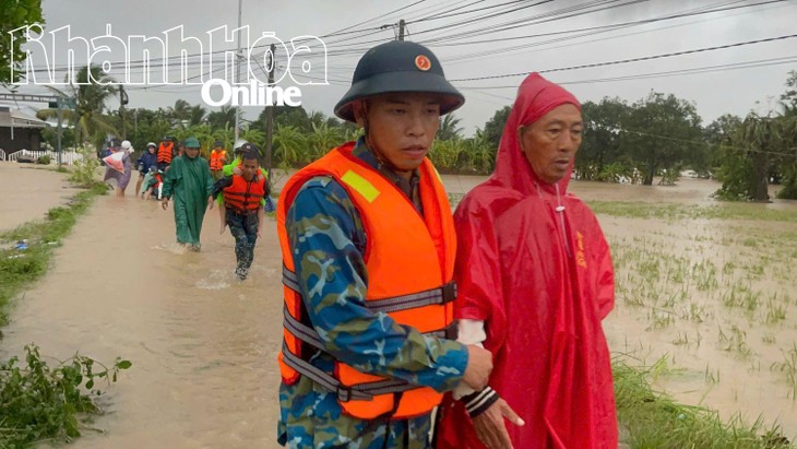 Sư đoàn Phòng không 377 nỗ lực giúp dân ứng phó mưa lũ - ảnh 8