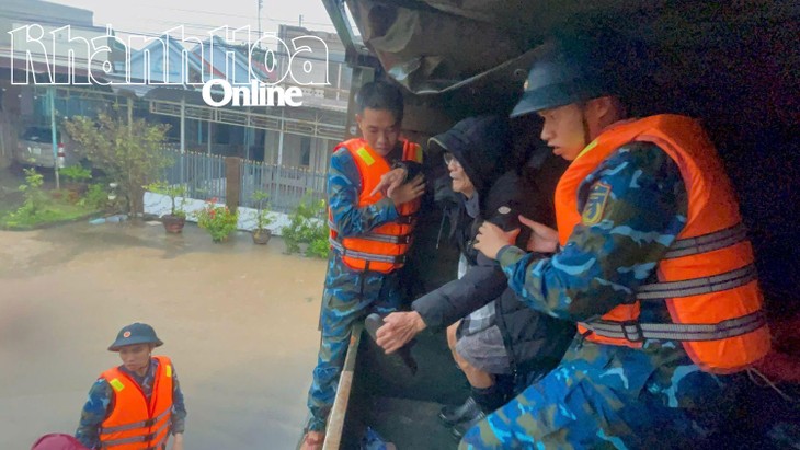 Sư đoàn Phòng không 377 nỗ lực giúp dân ứng phó mưa lũ - ảnh 9