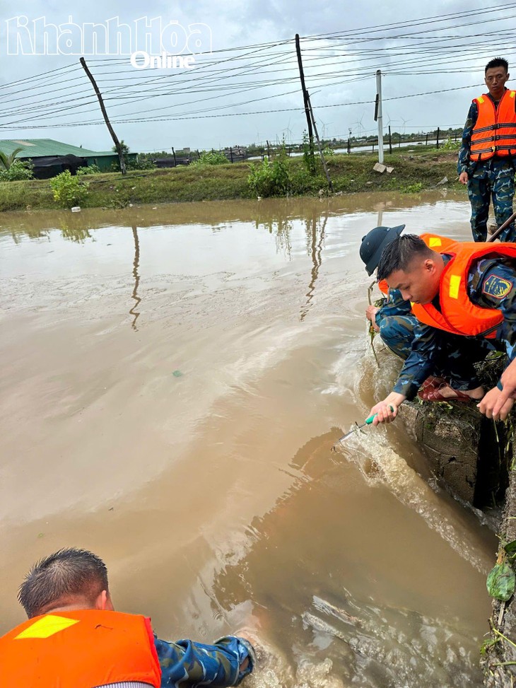 Sư đoàn Phòng không 377 nỗ lực giúp dân ứng phó mưa lũ - ảnh 4