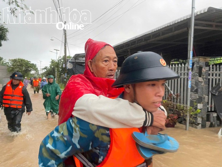 Sư đoàn Phòng không 377 nỗ lực giúp dân ứng phó mưa lũ - ảnh 11