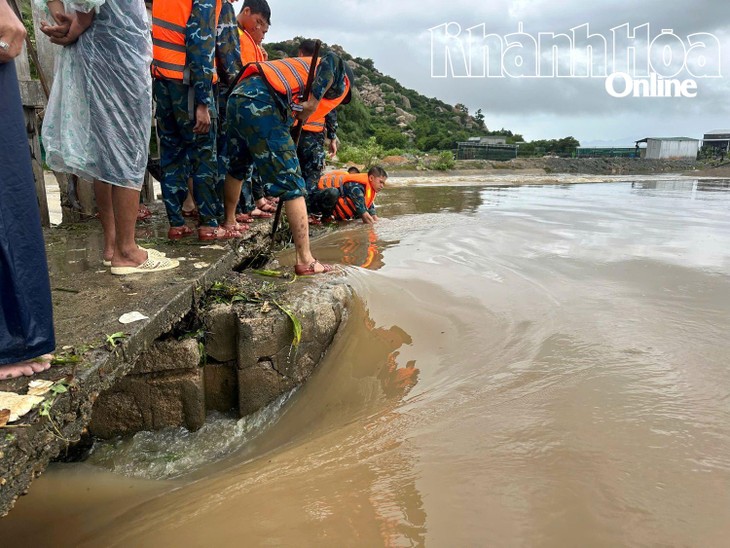 Sư đoàn Phòng không 377 nỗ lực giúp dân ứng phó mưa lũ - ảnh 5
