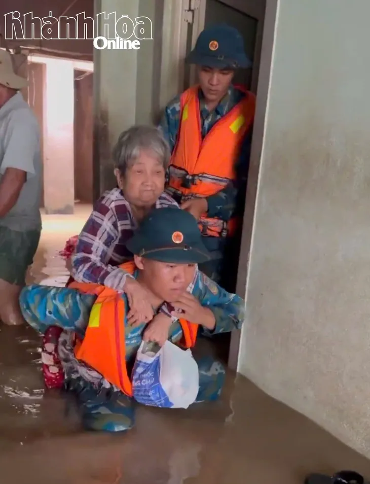 Sư đoàn Phòng không 377 nỗ lực giúp dân ứng phó mưa lũ - ảnh 10