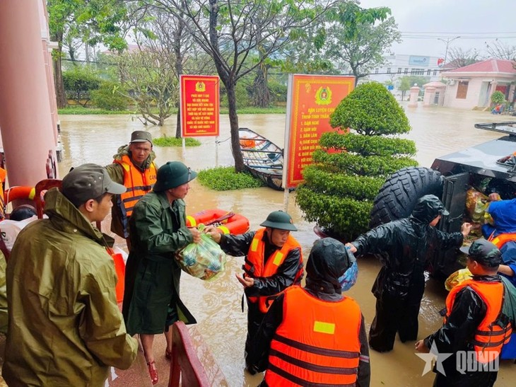 Quân khu 5 điều động xe thiết giáp tiếp tế khẩn cấp cho bà con vùng lũ Đắk Lắk - ảnh 1