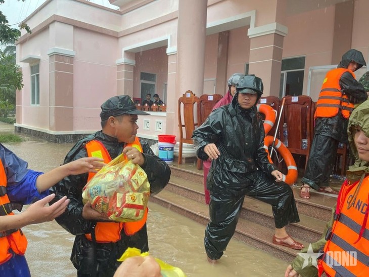 Quân khu 5 điều động xe thiết giáp tiếp tế khẩn cấp cho bà con vùng lũ Đắk Lắk - ảnh 2