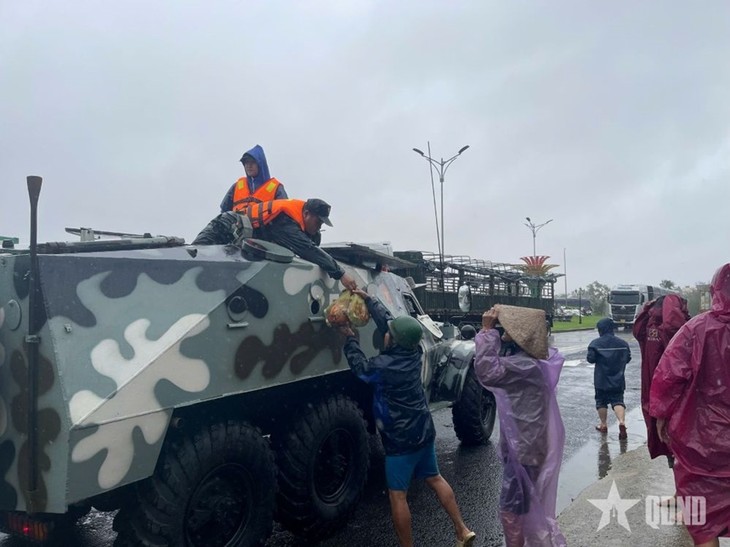 Quân khu 5 điều động xe thiết giáp tiếp tế khẩn cấp cho bà con vùng lũ Đắk Lắk - ảnh 3