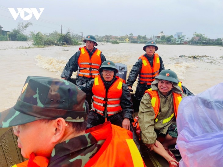 Đoàn công tác Tổng cục Chính trị thăm hỏi, động viên người dân vùng lũ Đắk Lắk - ảnh 5
