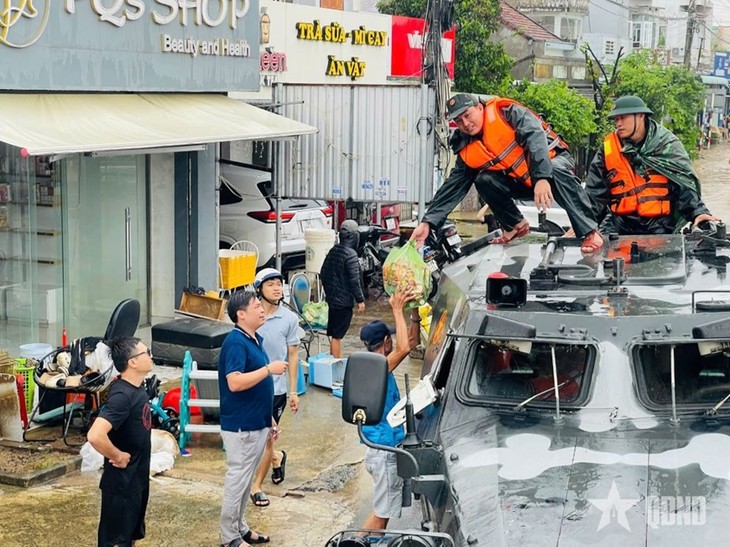 Quân khu 5 điều động xe thiết giáp tiếp tế khẩn cấp cho bà con vùng lũ Đắk Lắk - ảnh 4