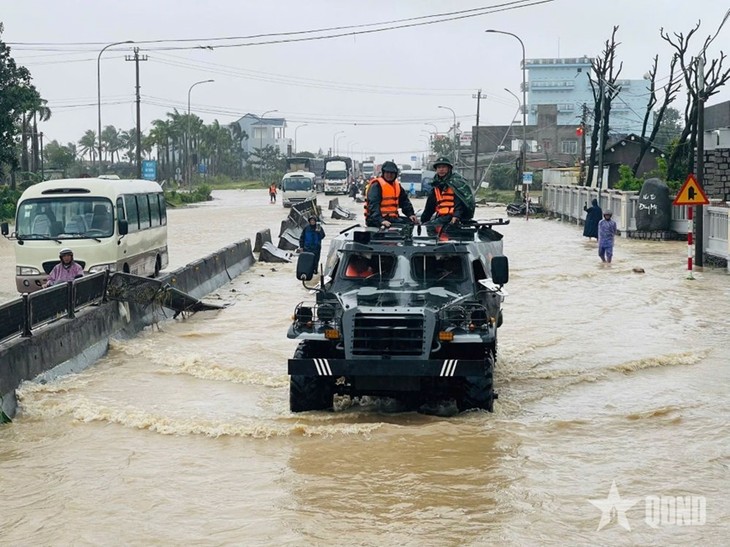 Quân khu 5 điều động xe thiết giáp tiếp tế khẩn cấp cho bà con vùng lũ Đắk Lắk - ảnh 5