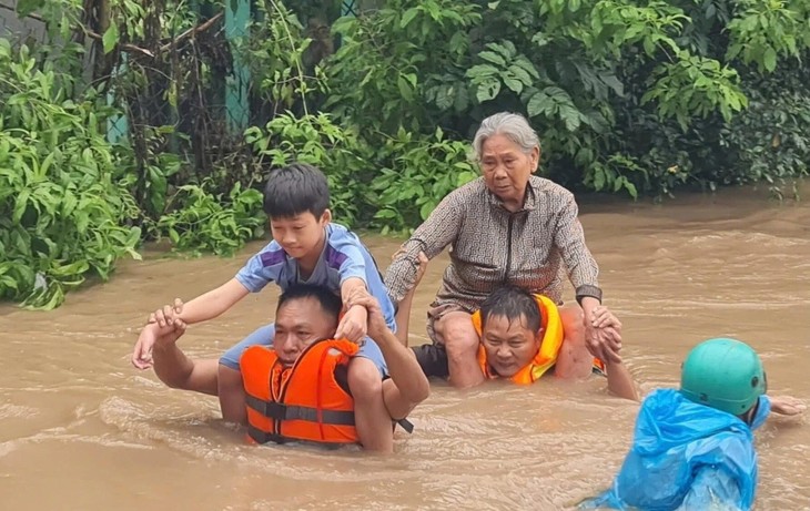Khi tình người cao hơn mực nước lũ - ảnh 1