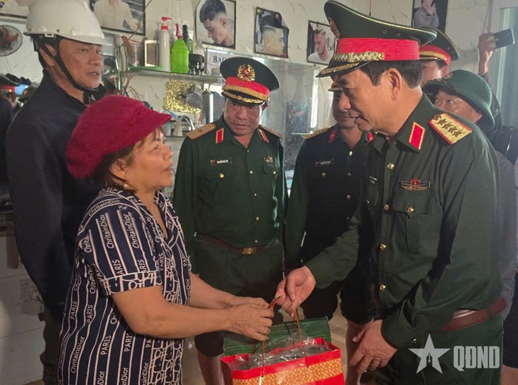 Đại tướng Phan Văn Giang thăm, tặng quà người dân vùng lũ tỉnh Gia Lai - ảnh 6