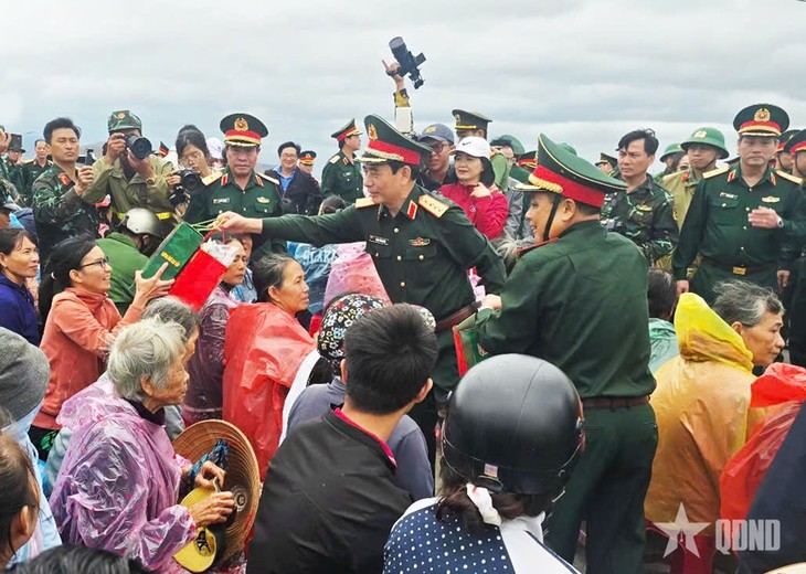 Đại tướng Phan Văn Giang thăm, tặng quà người dân vùng lũ tỉnh Gia Lai - ảnh 12