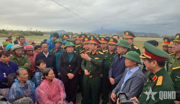 Đại tướng Phan Văn Giang thăm, tặng quà người dân vùng lũ tỉnh Gia Lai - ảnh 11