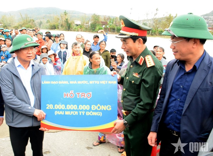 Đại tướng Phan Văn Giang thăm, tặng quà người dân vùng lũ tỉnh Gia Lai - ảnh 1