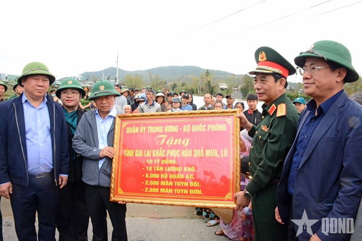 Đại tướng Phan Văn Giang thăm, tặng quà người dân vùng lũ tỉnh Gia Lai - ảnh 2