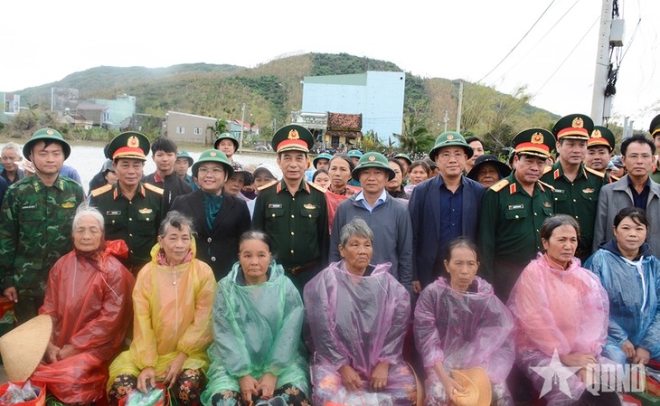 Đại tướng Phan Văn Giang thăm, tặng quà người dân vùng lũ tỉnh Gia Lai - ảnh 10
