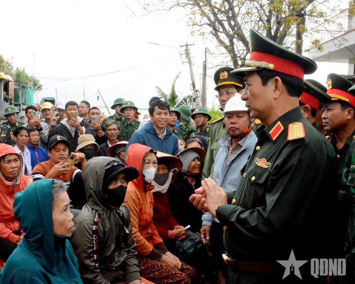 Đại tướng Phan Văn Giang thăm, tặng quà người dân vùng lũ tỉnh Gia Lai - ảnh 8