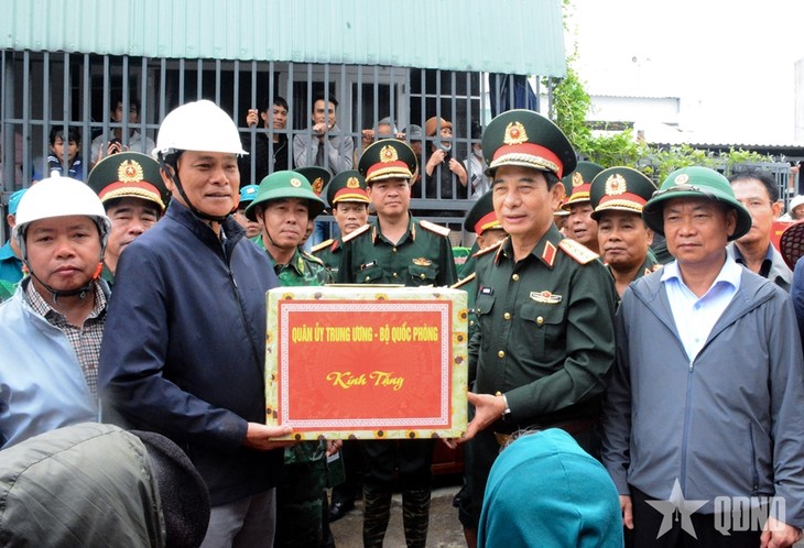 Đại tướng Phan Văn Giang thăm, tặng quà người dân vùng lũ tỉnh Gia Lai - ảnh 3