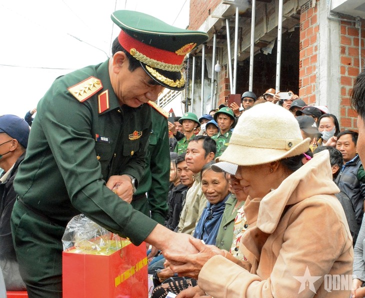 Đại tướng Phan Văn Giang thăm, tặng quà người dân vùng lũ tỉnh Gia Lai - ảnh 7