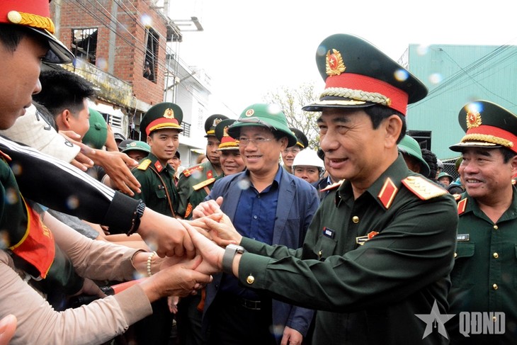 Đại tướng Phan Văn Giang thăm, tặng quà người dân vùng lũ tỉnh Gia Lai - ảnh 13