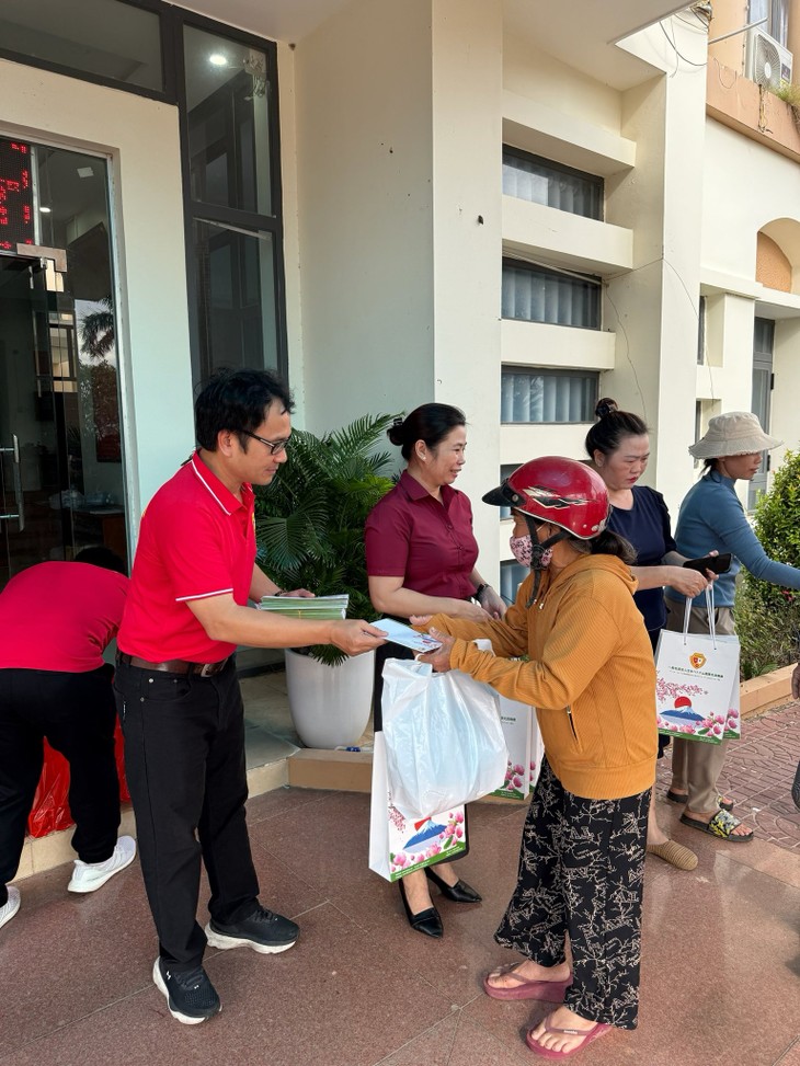 Tổ chức Giao lưu quốc tế Việt Nam - Nhật Bản tặng hơn 100 suất quà tới bà con vùng lũ tỉnh Đắc Lắc - ảnh 1