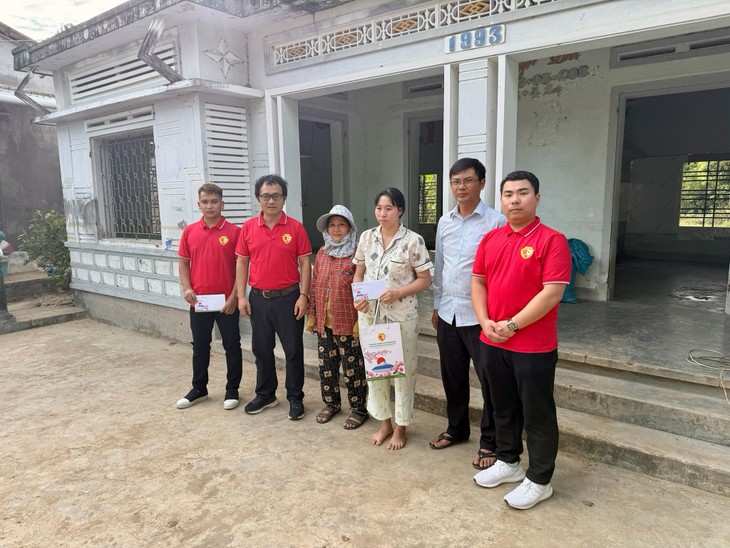 Tổ chức Giao lưu quốc tế Việt Nam - Nhật Bản tặng hơn 100 suất quà tới bà con vùng lũ tỉnh Đắc Lắc - ảnh 3