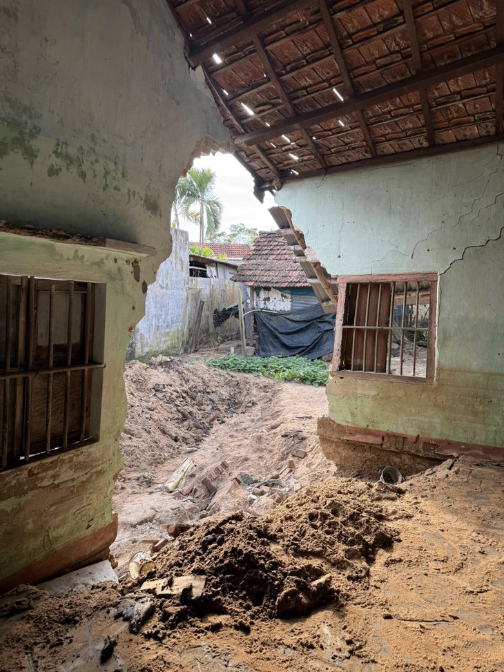 Tổ chức Giao lưu quốc tế Việt Nam - Nhật Bản tặng hơn 100 suất quà tới bà con vùng lũ tỉnh Đắc Lắc - ảnh 6