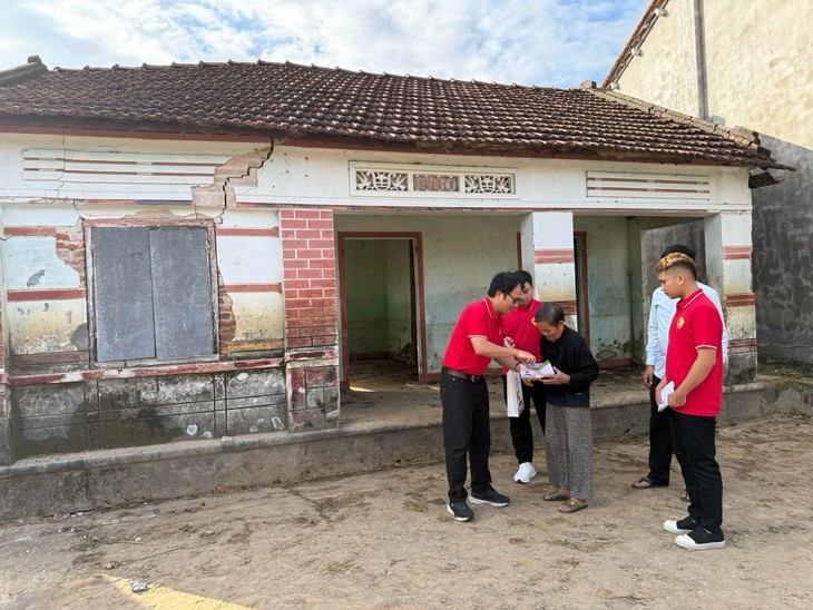 Tổ chức Giao lưu quốc tế Việt Nam - Nhật Bản tặng hơn 100 suất quà tới bà con vùng lũ tỉnh Đắc Lắc - ảnh 4