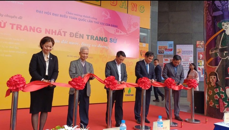 Khai mạc Trưng bày chuyên đề “Từ trang nhất đến trang sử - Xuân đất nước, Đảng soi đường” - ảnh 1