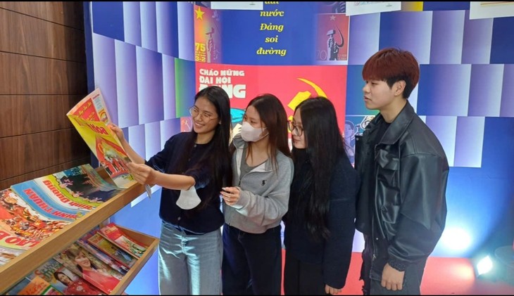 Khai mạc Trưng bày chuyên đề “Từ trang nhất đến trang sử - Xuân đất nước, Đảng soi đường” - ảnh 2