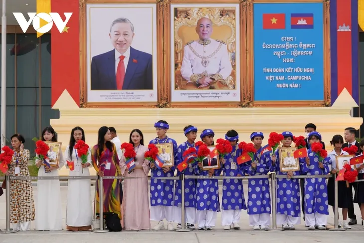 Người dân Campuchia và kiều bào vẫy cờ, hoa chào đón Tổng Bí thư Tô Lâm - ảnh 4