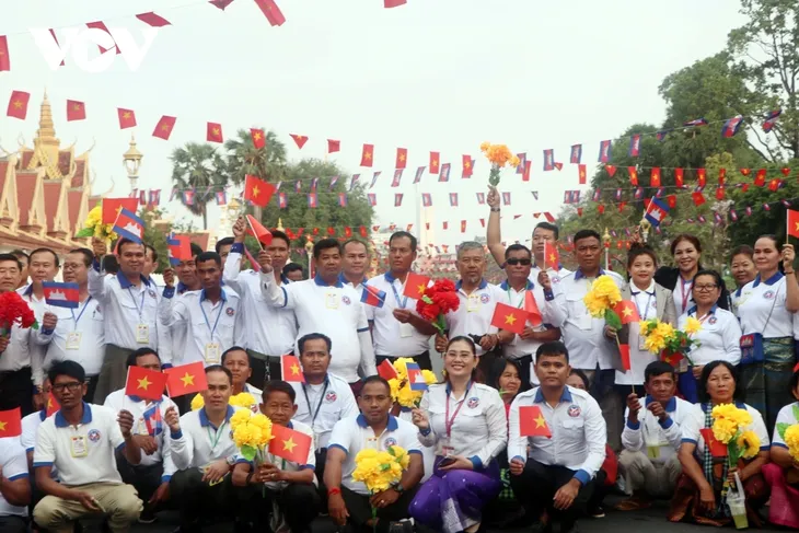 Người dân Campuchia và kiều bào vẫy cờ, hoa chào đón Tổng Bí thư Tô Lâm - ảnh 9
