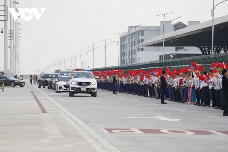 Người dân Campuchia và kiều bào vẫy cờ, hoa chào đón Tổng Bí thư Tô Lâm - ảnh 3