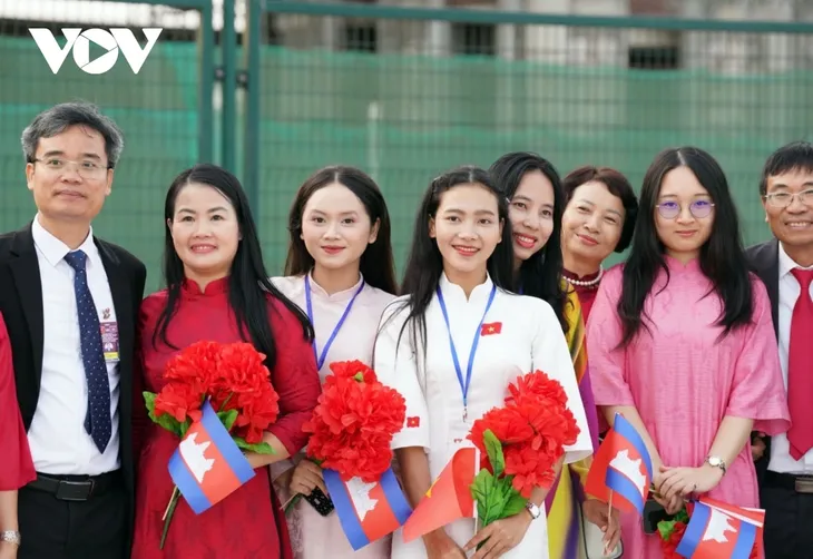 Người dân Campuchia và kiều bào vẫy cờ, hoa chào đón Tổng Bí thư Tô Lâm - ảnh 10