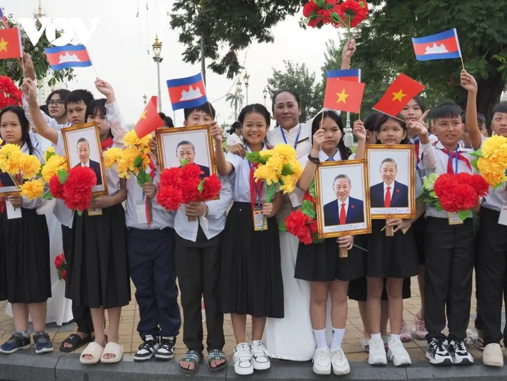 Người dân Campuchia và kiều bào vẫy cờ, hoa chào đón Tổng Bí thư Tô Lâm - ảnh 8