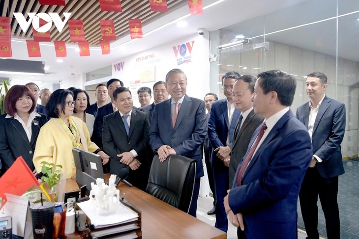 Tổng Bí thư Tô Lâm thăm chúc Tết 2 cơ quan báo chí chủ lực VOV và VTV - ảnh 8