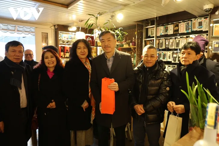 Ấm áp hoạt động thăm, chúc Tết cộng đồng người Việt của Đại sứ Việt Nam tại CH Séc - ảnh 4