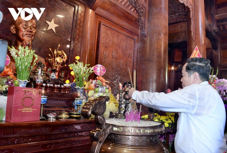 Chủ tịch Quốc hội dâng hương tưởng niệm Chủ tịch Hồ Chí Minh tại Nghệ An - ảnh 1