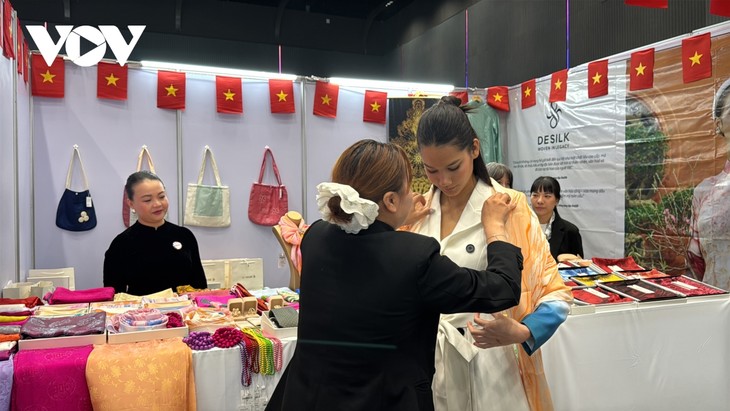 Dấu ấn Việt Nam tại Hội chợ nhân đạo lớn ở Bangkok - ảnh 7