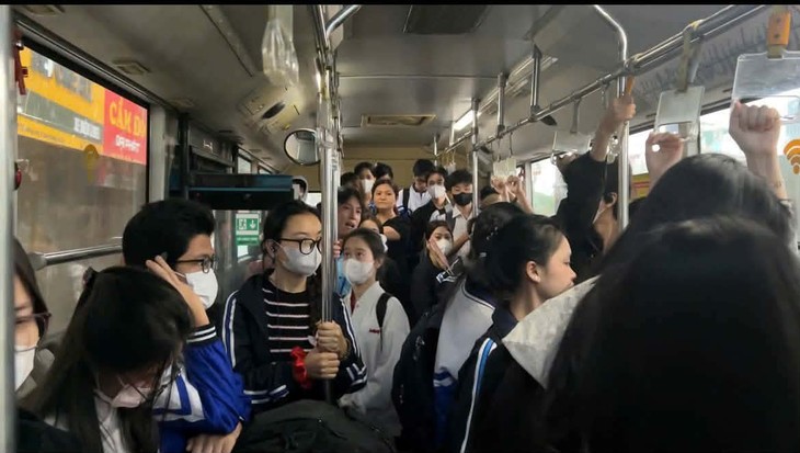 Xăng tăng giá, người dân Hà Nội ưu tiên sử dụng phương tiện công cộng  ​ - ảnh 1