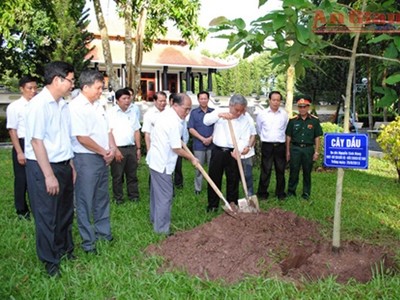 Chủ tịch Quốc hội Nguyễn Sinh Hùng thăm, dâng hương tại Khu Lưu niệm Chủ tịch Tôn Đức Thắng - ảnh 1