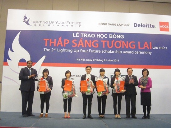 Trao tặng 1,2 tỷ đồng học bổng Thắp sáng tương lai  - ảnh 1