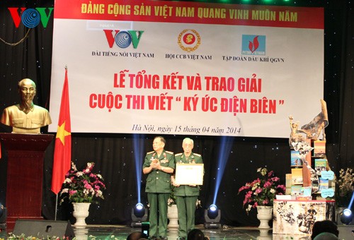 Trao giải thưởng cuộc thi viết “Ký ức Điện Biên